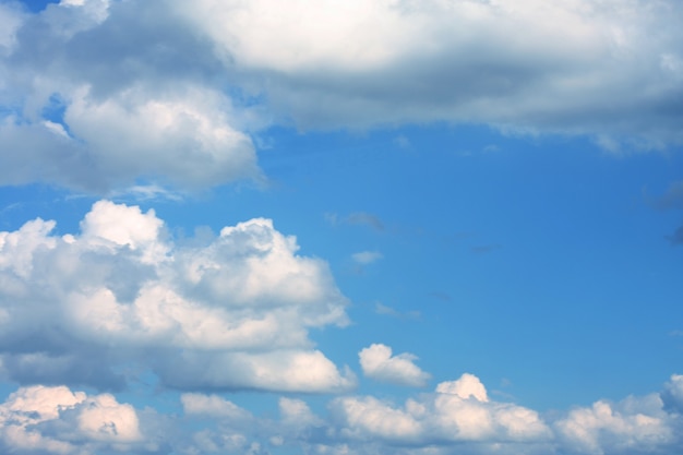 Blauwe hemelachtergrond met witte wolken