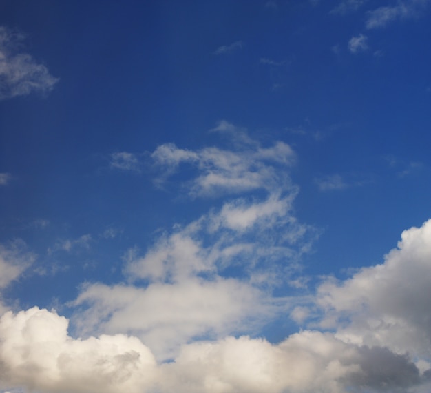 Blauwe hemelachtergrond met witte wolken