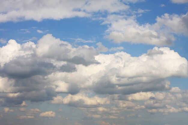 Blauwe hemelachtergrond met witte wolken