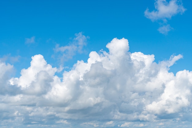 Blauwe hemelachtergrond met witte wolken