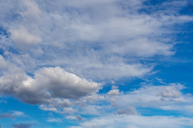 Blauwe hemelachtergrond met witte wolken