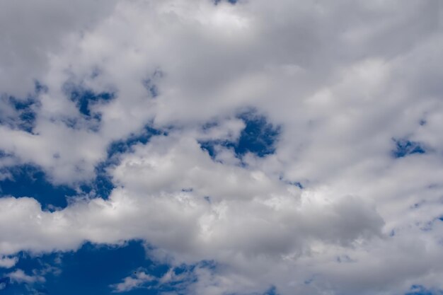 Blauwe hemelachtergrond met witte wolken