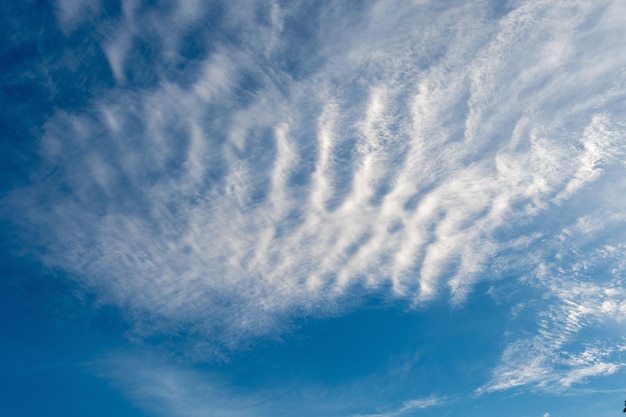 Foto blauwe hemelachtergrond met witte wolken