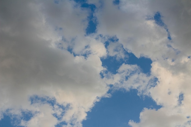 Blauwe hemelachtergrond met wolk