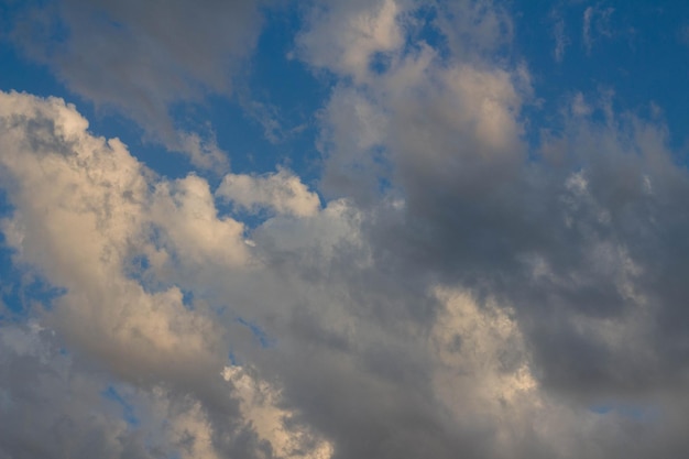 Blauwe hemelachtergrond met wolk