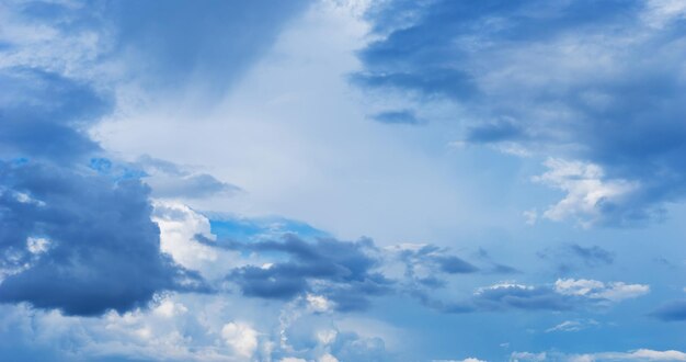 Blauwe hemelachtergrond met wolken. Detailopname.