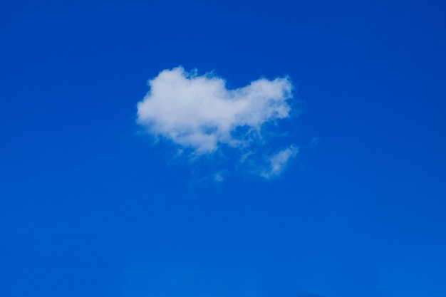 Blauwe hemelachtergrond met wolken, hemellandschap.