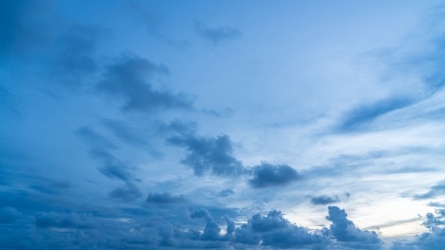 Blauwe hemelachtergrond met wolken, kopie ruimte voor tekst.