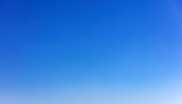 Blauwe hemelachtergrond met wolken Natuurlijke hemelachtergrond