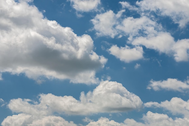 Blauwe hemelachtergrond met wolken op een zonnige dag