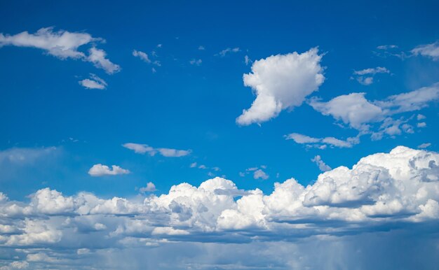 Blauwe hemelachtergrond met wolken zonnige lentedag