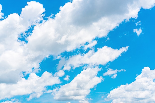 Blauwe hemelachtergrond met wolken