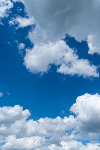 Blauwe hemelachtergrond met wolken