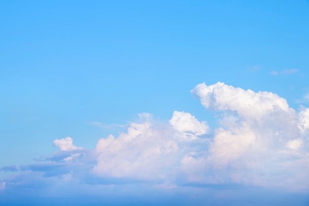 Blauwe hemelachtergrond met wolken