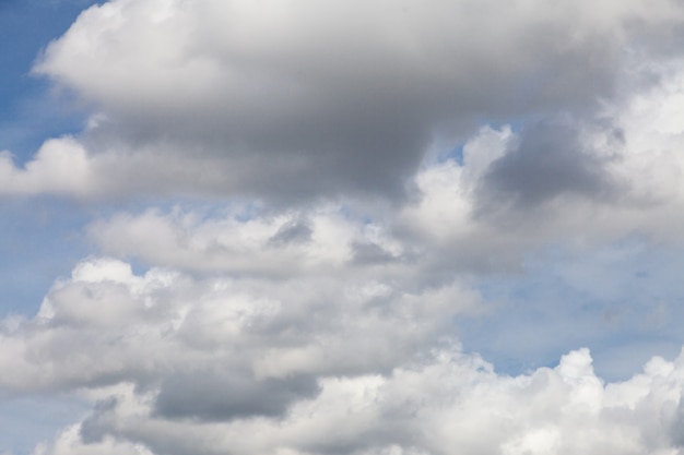 Blauwe hemelachtergrond met wolken.