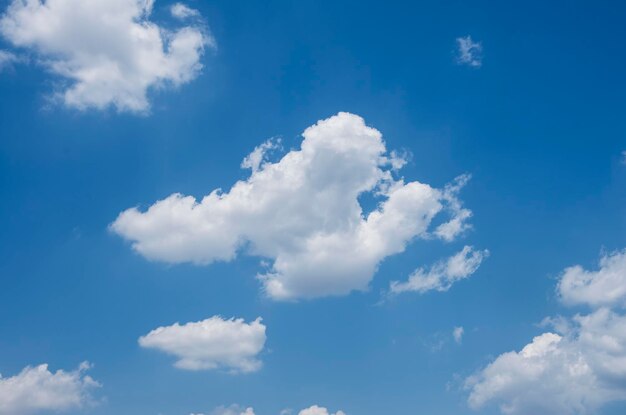 Blauwe hemelachtergrond met wolkenmening. Natuur foto.