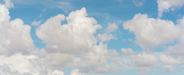 Foto blauwe hemelachtergrond op zonnige dag voor meteorologisch weerconcept