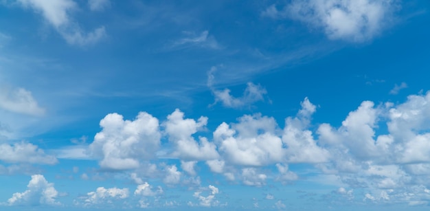 Blauwe hemelachtergrond terwijl wolk