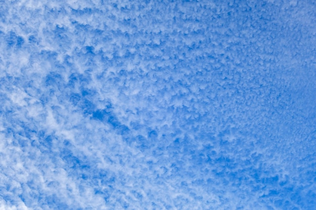 Foto blauwe hemelwolk in de winter voor achtergrondtextuur