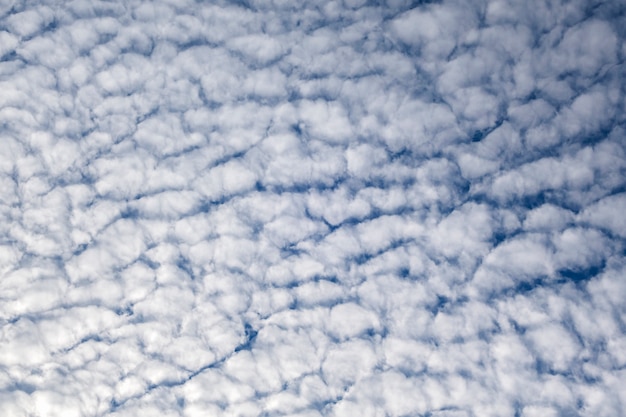 Blauwe hemelwolk in de winter voor achtergrondtextuur