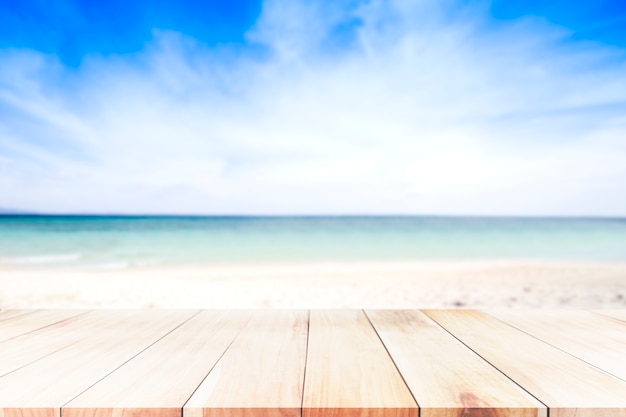 Blauwe hoed over blauwe toren op het strand, zand, oceaan en blauwe hemelachtergrond.