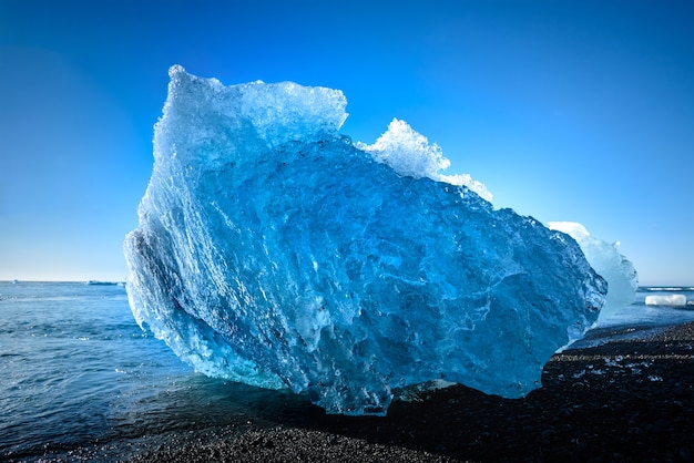 Foto blauwe ijsberg in jokulsarlon gletsjermeer