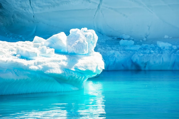Blauwe ijsbergen in de Atlantische Oceaan in Ilulissat-ijsfjord, westelijk Groenland