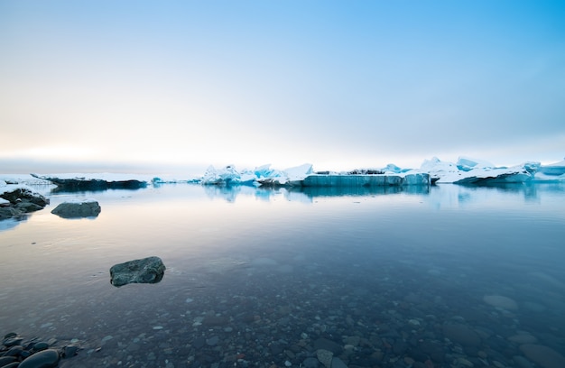 Foto blauwe ijsbergen in glacier lagoon, jokulsarlon, ijsland