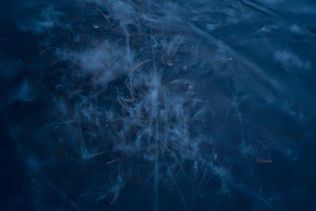 blauwe ijsglasachtergrond, abstracte textuur van het oppervlak van het ijs op het glas, bevroren seizoenswater