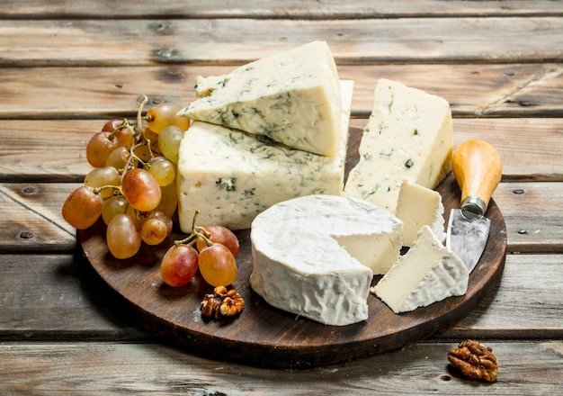 Blauwe kaas en brie met druiven op het bord