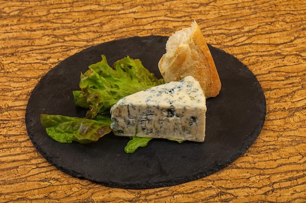 Blauwe kaas met slablaadjes