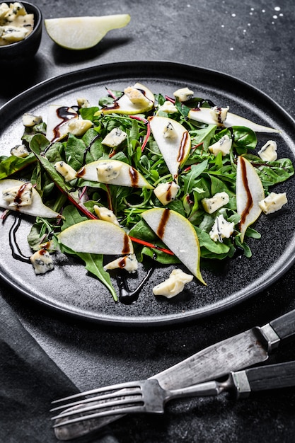 Blauwe kaassalade met peren, noten, snijbiet en rucola