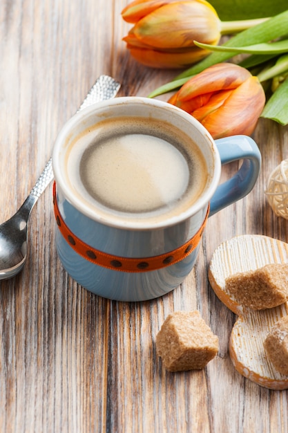 Blauwe keramische kop zwarte hete koffie met bruine suiker