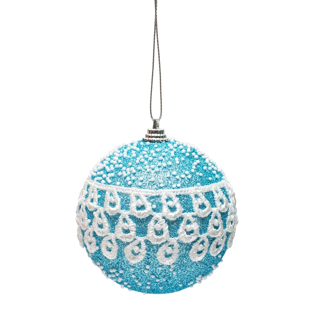 Blauwe kerst bal met mooie decoratie geïsoleerd op een witte achtergrond. Plat lag, bovenaanzicht. Creatief nieuwjaarsconcept