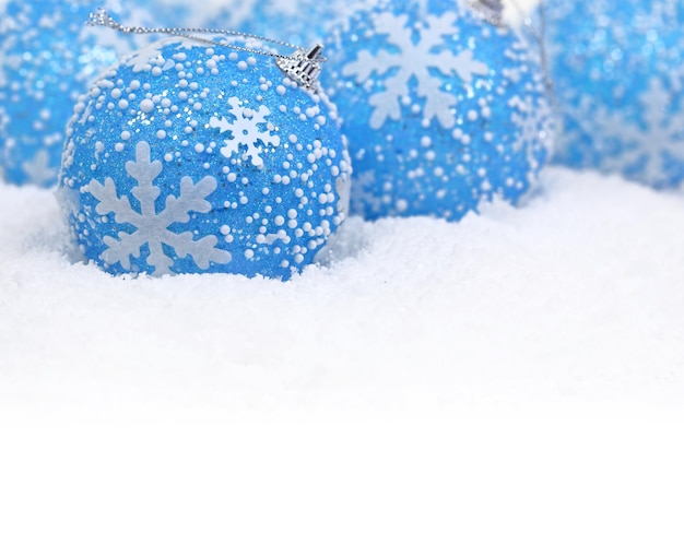Blauwe kerstballen in de sneeuw
