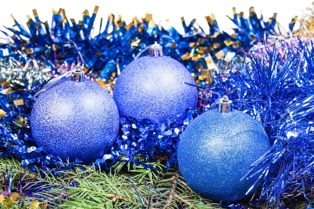 Blauwe kerstballen op groene sparrentak