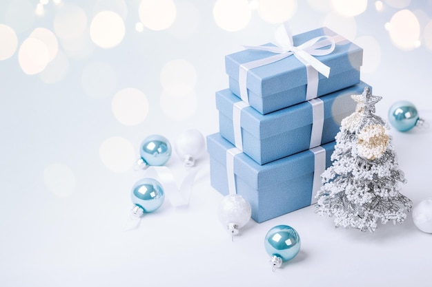 Blauwe kerstcadeaus met decoraties op witte achtergrondkopieerruimte