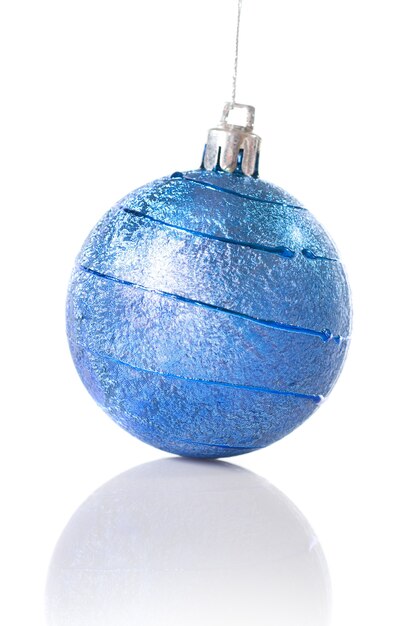 Blauwe Kerstmisbal die op wit wordt geïsoleerd