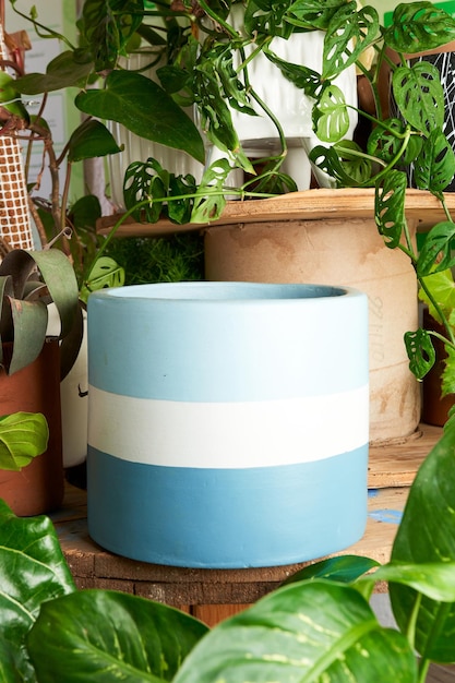 Foto blauwe kleipot voor planten op een houten tafel