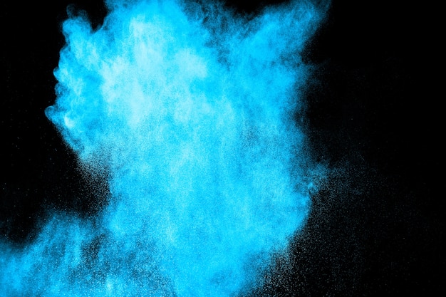 blauwe kleur poeder explosie op zwarte achtergrond.