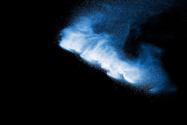 Blauwe kleur poeder explosie wolk geïsoleerd op zwarte achtergrond.