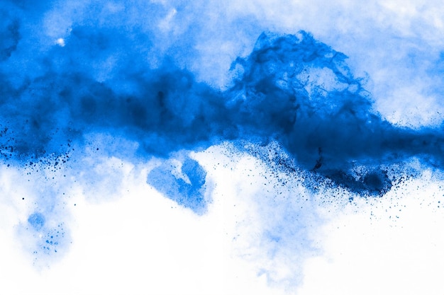 Blauwe kleur stofdeeltjes explosie wolk op witte achtergrond Kleur poeder splash