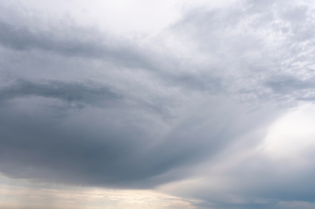 Blauwe kleurovergang van vreedzame natuurlijke wolken