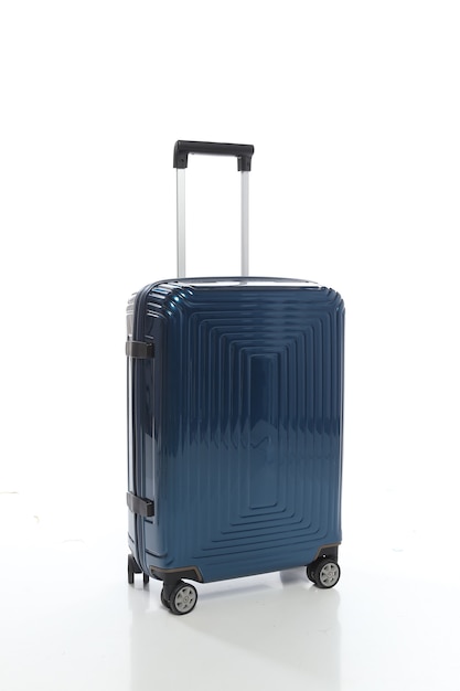 Blauwe koffer op witte achtergrond