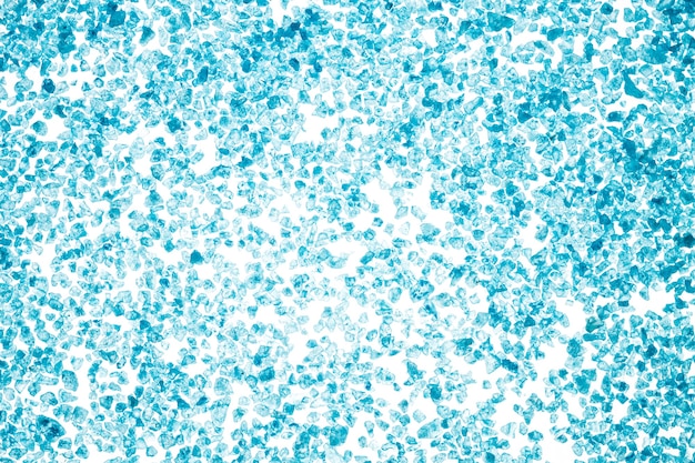 Blauwe kristallen van zeezout op witte achtergrond