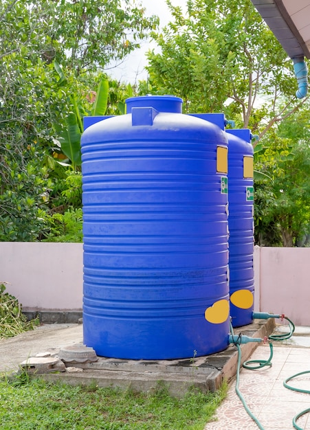 Foto blauwe kunststof watertanks.