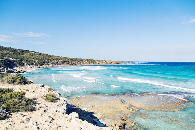 Blauwe lagune Akamas op Cyprus. Een weergave van een Blue Lagoon in de buurt van de stad Polis, Akamas Peninsula National Park, Cyprus