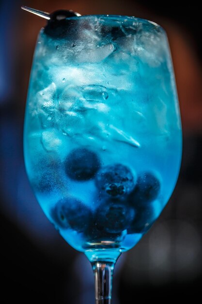 Foto blauwe lagunecocktail