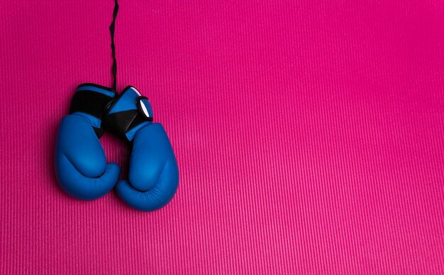 Blauwe lederen handschoen boksmat geïsoleerde witte paar punch voor competitiewedstrijd in sportkleding
