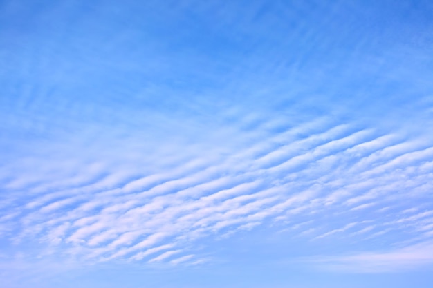 Blauwe lentehemel met wolken, kan als achtergrond worden gebruikt